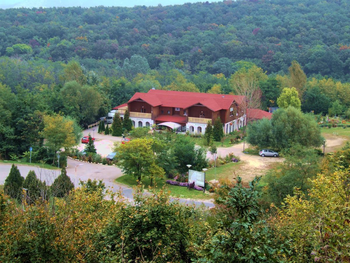 Pollushof Panzio Es Etterem Bed & Breakfast Csolnok Exterior photo